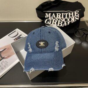 【AT2235】これは新しいCELINEウォッシュドキャップで、防塵袋とセットです。街に出かけるときに必需品で、高品質で内側にはすべてのタグが揃っています。今すぐ手に入れてください！