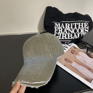 【AT2238】YSLの新しいウォッシュデニムキャップは、人気のテクノロジーアップデートを受け、ウォッシュデニム風のストリートスタイルは、今のファッショナブルな男性や女性のスタイルにより適しています。空港でのストリートスナップは超かっこいい！