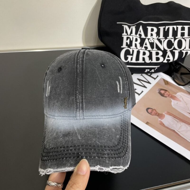 【AT2241】YSLの新しいウォッシュデニムベースボールキャップは、人気の技術がアップグレードされており、ウォッシュデニムのストリートファッションが存分に楽しめます。現代のファッショナブルな男性や女性にぴったりで、空港でのストリートスナップでも超カッコイイ！