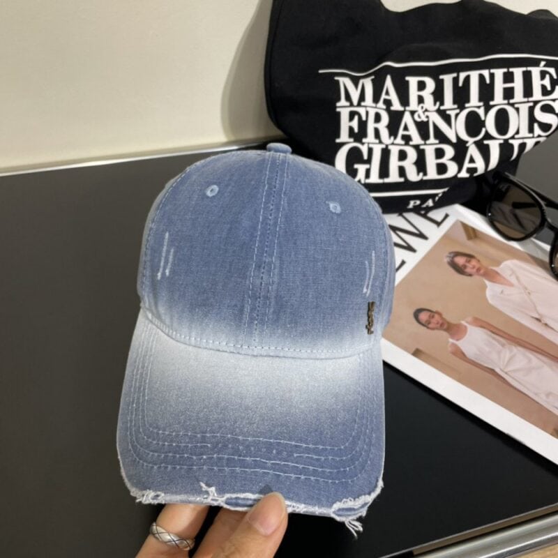 【AT2242】YSLの新しい洗い水デニムベースボールキャップは、テクノロジーが進化しており、洗い水デニム風のストリート感が満載で、今のファッショナブルな若者や女性のスタイルにぴったりです。空港や街中でのカジュアルなファッションもバッチリ！