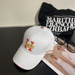 【AT2245】新しい HERMÈS（エルメス）の最新のオリジナル野球帽、カラーブロックのH、通気性のある帆布生地+ステンレス製調整バックル、細部にこだわったデザイン、スタイリッシュでカッコいい、品質も抜群です！