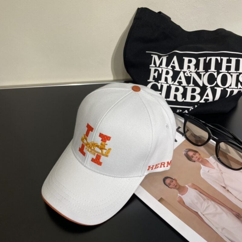 【AT2245】新しい HERMÈS（エルメス）の最新のオリジナル野球帽、カラーブロックのH、通気性のある帆布生地+ステンレス製調整バックル、細部にこだわったデザイン、スタイリッシュでカッコいい、品質も抜群です！