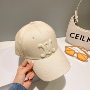 【AT2253】CELINEの2024年春夏コレクションからの新作シンプルなベースボールキャップをお手に入れてください！新作が入荷しました。大人気ブランドアイテムで、コーディネートしやすいアイテムです。お早めにGETしてください！