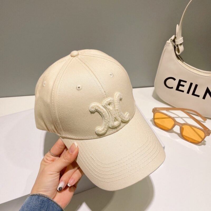 【AT2253】CELINEの2024年春夏コレクションからの新作シンプルなベースボールキャップをお手に入れてください！新作が入荷しました。大人気ブランドアイテムで、コーディネートしやすいアイテムです。お早めにGETしてください！