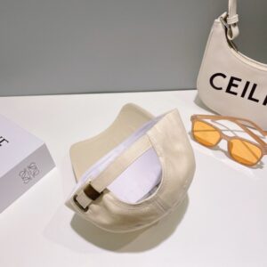 【AT2253】CELINEの2024年春夏コレクションからの新作シンプルなベースボールキャップをお手に入れてください！新作が入荷しました。大人気ブランドアイテムで、コーディネートしやすいアイテムです。お早めにGETしてください！
