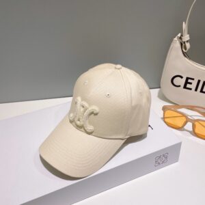 【AT2253】CELINEの2024年春夏コレクションからの新作シンプルなベースボールキャップをお手に入れてください！新作が入荷しました。大人気ブランドアイテムで、コーディネートしやすいアイテムです。お早めにGETしてください！