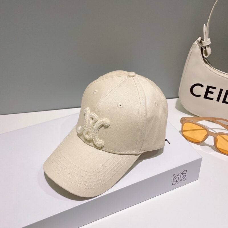 【AT2253】CELINEの2024年春夏コレクションからの新作シンプルなベースボールキャップをお手に入れてください！新作が入荷しました。大人気ブランドアイテムで、コーディネートしやすいアイテムです。お早めにGETしてください！