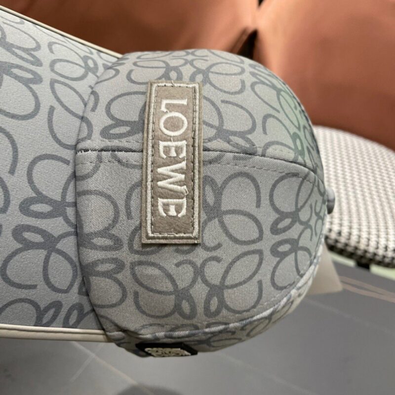 【AT2257】LOEWEロイヴ 2024年モデルのベースボールキャップ、店頭の定番商品、男女兼用