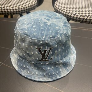 【AT2259】LV Louis Vuittonの公式ウェブサイトから出荷された、クラシックなデニムフィッシャーマン帽。非常にクラシックで、流行の復古的な美しさがあり、四季を通して使用できる、外出時に必須のアイテムです。顔を小さく見せる効果もあります。