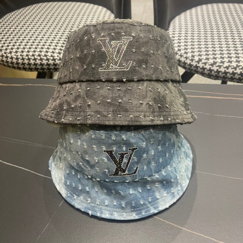 【AT2259】LV Louis Vuittonの公式ウェブサイトから出荷された、クラシックなデニムフィッシャーマン帽。非常にクラシックで、流行の復古的な美しさがあり、四季を通して使用できる、外出時に必須のアイテムです。顔を小さく見せる効果もあります。
