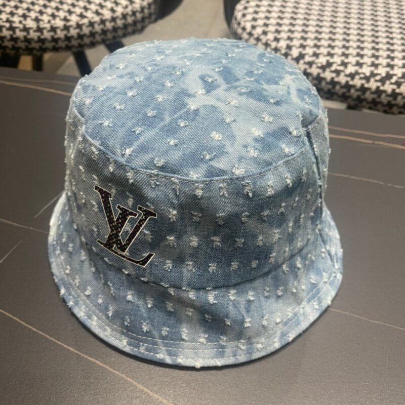 【AT2259】LV Louis Vuittonの公式ウェブサイトから出荷された、クラシックなデニムフィッシャーマン帽。非常にクラシックで、流行の復古的な美しさがあり、四季を通して使用できる、外出時に必須のアイテムです。顔を小さく見せる効果もあります。