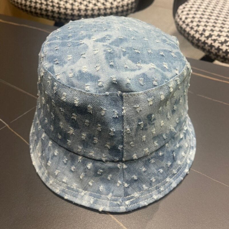 【AT2259】LV Louis Vuittonの公式ウェブサイトから出荷された、クラシックなデニムフィッシャーマン帽。非常にクラシックで、流行の復古的な美しさがあり、四季を通して使用できる、外出時に必須のアイテムです。顔を小さく見せる効果もあります。
