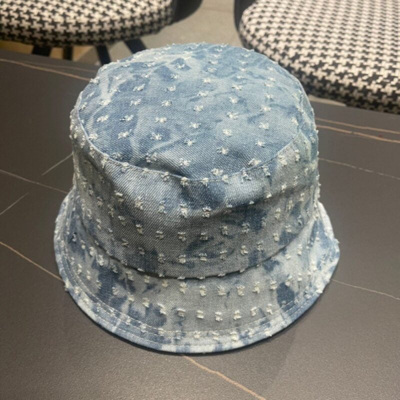 【AT2259】LV Louis Vuittonの公式ウェブサイトから出荷された、クラシックなデニムフィッシャーマン帽。非常にクラシックで、流行の復古的な美しさがあり、四季を通して使用できる、外出時に必須のアイテムです。顔を小さく見せる効果もあります。