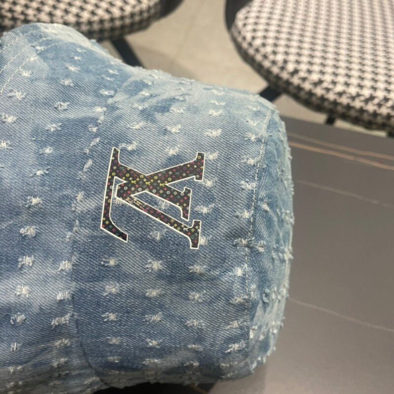 【AT2259】LV Louis Vuittonの公式ウェブサイトから出荷された、クラシックなデニムフィッシャーマン帽。非常にクラシックで、流行の復古的な美しさがあり、四季を通して使用できる、外出時に必須のアイテムです。顔を小さく見せる効果もあります。