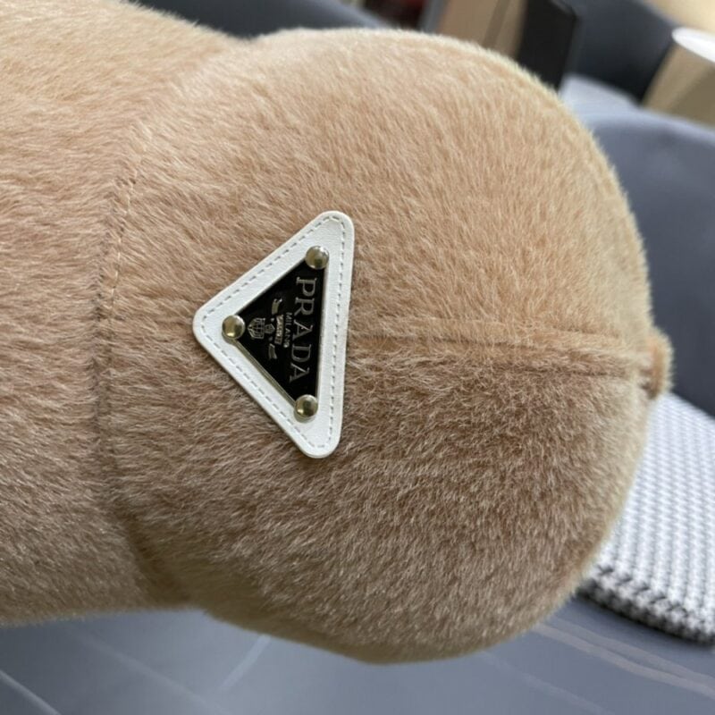 【AT2267】プラダ(PRADA)の2024年秋冬新作ウールベースボールキャップ。デザインセンスが抜群で、頭の形にとてもフィットし、さまざまな頭の形を整えることができます。コーディネートしやすい逸品。