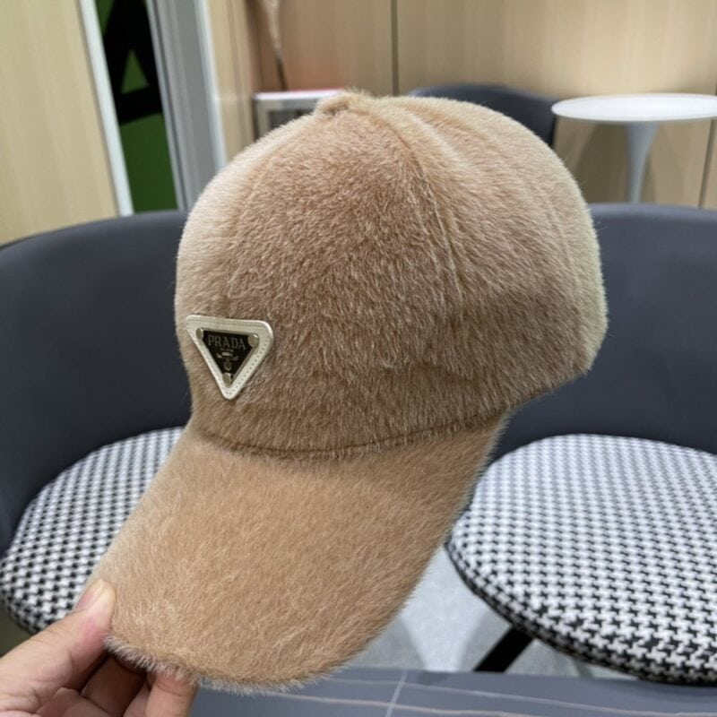 【AT2267】プラダ(PRADA)の2024年秋冬新作ウールベースボールキャップ。デザインセンスが抜群で、頭の形にとてもフィットし、さまざまな頭の形を整えることができます。コーディネートしやすい逸品。