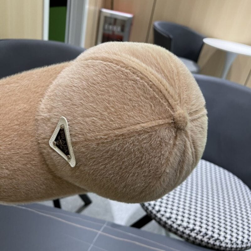 【AT2267】プラダ(PRADA)の2024年秋冬新作ウールベースボールキャップ。デザインセンスが抜群で、頭の形にとてもフィットし、さまざまな頭の形を整えることができます。コーディネートしやすい逸品。