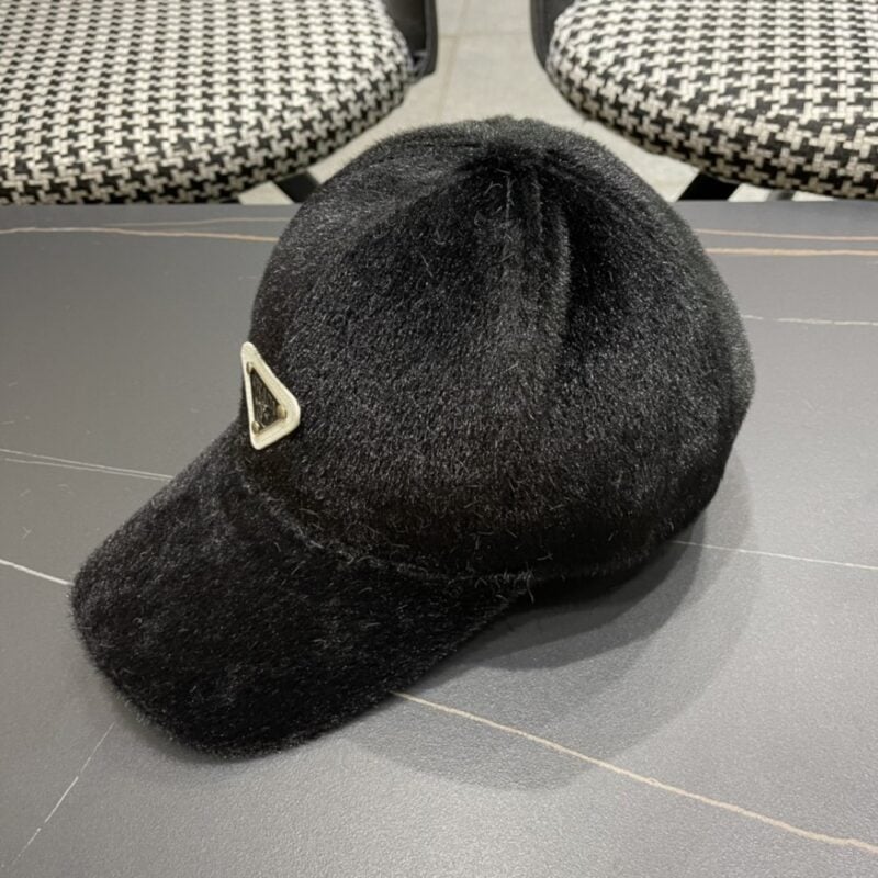 【AT2269】プラダ(PRADA)の2024年早秋冬の新作ウールベースボールキャップ。デザインセンスが抜群で、頭の形に非常にフィットし、さまざまなヘアスタイルに合わせることができる、万能アイテムです。