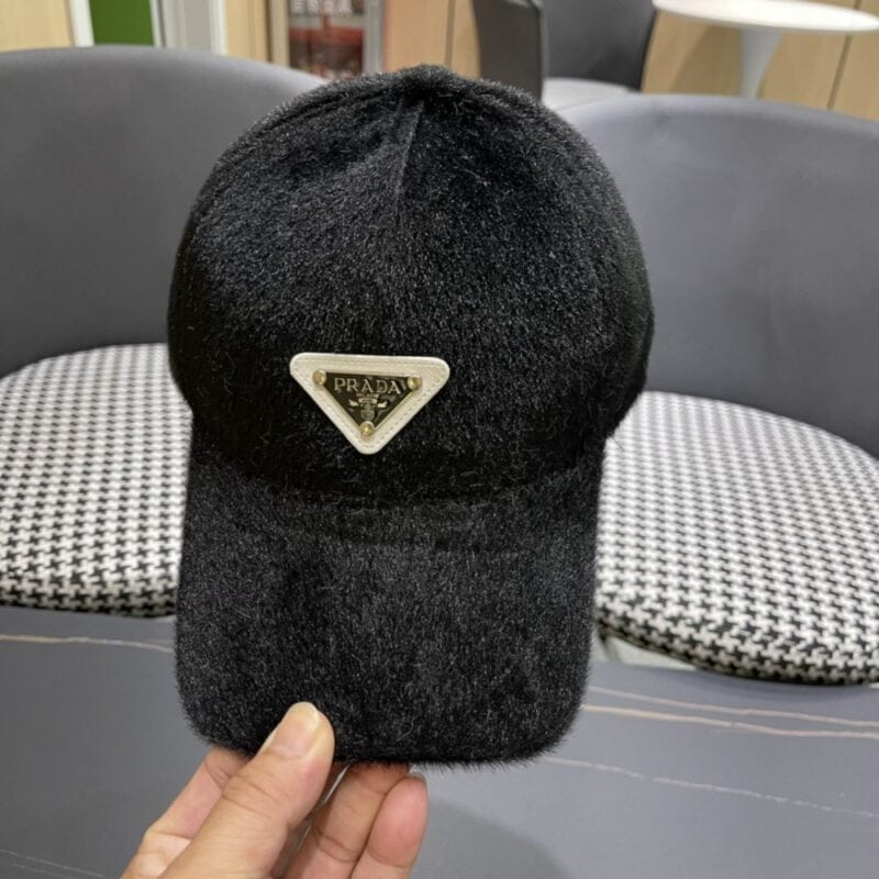 【AT2269】プラダ(PRADA)の2024年早秋冬の新作ウールベースボールキャップ。デザインセンスが抜群で、頭の形に非常にフィットし、さまざまなヘアスタイルに合わせることができる、万能アイテムです。
