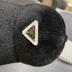 【AT2269】プラダ(PRADA)の2024年早秋冬の新作ウールベースボールキャップ。デザインセンスが抜群で、頭の形に非常にフィットし、さまざまなヘアスタイルに合わせることができる、万能アイテムです。