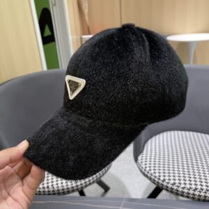 【AT2269】プラダ(PRADA)の2024年早秋冬の新作ウールベースボールキャップ。デザインセンスが抜群で、頭の形に非常にフィットし、さまざまなヘアスタイルに合わせることができる、万能アイテムです。