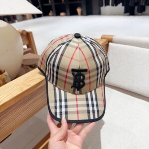 【AT2270】Burberryの2019春夏新作のカラーブロックベースボールキャップ🧢。個性的なロゴ刺繍が施されています。男女問わずおしゃれなアイテム！クールな印象を演出します。