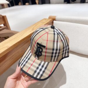 【AT2270】Burberryの2019春夏新作のカラーブロックベースボールキャップ🧢。個性的なロゴ刺繍が施されています。男女問わずおしゃれなアイテム！クールな印象を演出します。