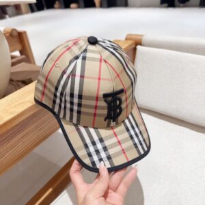 【AT2270】Burberryの2019春夏新作のカラーブロックベースボールキャップ🧢。個性的なロゴ刺繍が施されています。男女問わずおしゃれなアイテム！クールな印象を演出します。