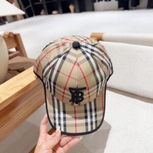 【AT2270】Burberryの2019春夏新作のカラーブロックベースボールキャップ🧢。個性的なロゴ刺繍が施されています。男女問わずおしゃれなアイテム！クールな印象を演出します。
