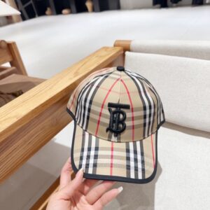 【AT2270】Burberryの2019春夏新作のカラーブロックベースボールキャップ🧢。個性的なロゴ刺繍が施されています。男女問わずおしゃれなアイテム！クールな印象を演出します。