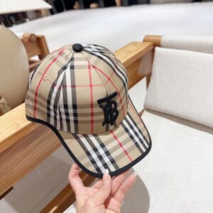 【AT2270】Burberryの2019春夏新作のカラーブロックベースボールキャップ🧢。個性的なロゴ刺繍が施されています。男女問わずおしゃれなアイテム！クールな印象を演出します。