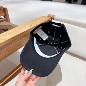 【AT2270】Burberryの2019春夏新作のカラーブロックベースボールキャップ🧢。個性的なロゴ刺繍が施されています。男女問わずおしゃれなアイテム！クールな印象を演出します。