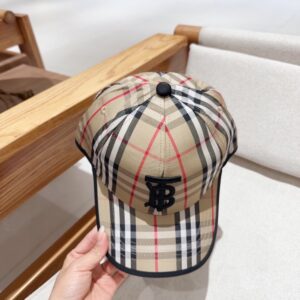 【AT2270】Burberryの2019春夏新作のカラーブロックベースボールキャップ🧢。個性的なロゴ刺繍が施されています。男女問わずおしゃれなアイテム！クールな印象を演出します。