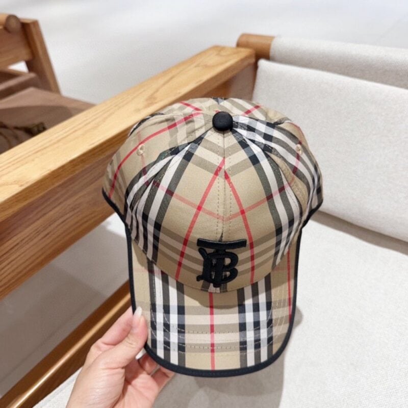 【AT2270】Burberryの2019春夏新作のカラーブロックベースボールキャップ🧢。個性的なロゴ刺繍が施されています。男女問わずおしゃれなアイテム！クールな印象を演出します。