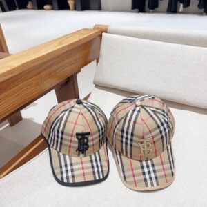 【AT2270】Burberryの2019春夏新作のカラーブロックベースボールキャップ🧢。個性的なロゴ刺繍が施されています。男女問わずおしゃれなアイテム！クールな印象を演出します。