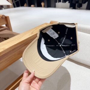 【AT2271】Burberry バーバリーの新しい春夏のカラーブロックベースボールキャップ🧢2024年の春夏のファッションアイテム！個性的なロゴ刺繍！男性でも女性でもファッション感が強い！クールな感じ！