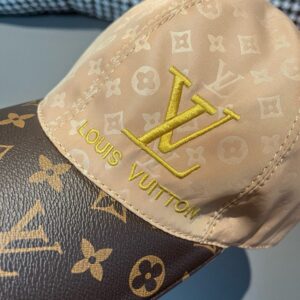 【AT2277】LV (Louis Vuitton) 配箱布袋、LV（ルイヴィトン）の新作オリジナル棒球帽、モノグラム柄パッチワーク、プリント入りサテン生地+専門店のモノグラムレザー、細かい仕事で完璧、クオリティが素晴らしい、ベースのヘッドサイズ56、調整可能なパッチ付き。
