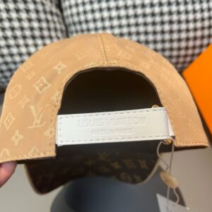 【AT2277】LV (Louis Vuitton) 配箱布袋、LV（ルイヴィトン）の新作オリジナル棒球帽、モノグラム柄パッチワーク、プリント入りサテン生地+専門店のモノグラムレザー、細かい仕事で完璧、クオリティが素晴らしい、ベースのヘッドサイズ56、調整可能なパッチ付き。