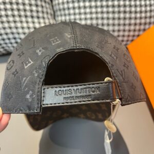 【AT2278】LV (Louis Vuitton) 配達箱入りの布バッグ、LV（ルイ・ヴィトン）の新作オリジナル野球帽、モノグラムパッチワーク、オリジナルプリントサテン生地+専門店のエピレザー、細かい仕上げが完璧で、質の高い素材を使用しています。基本的な頭囲は56cmで、パッチが調節可能です。