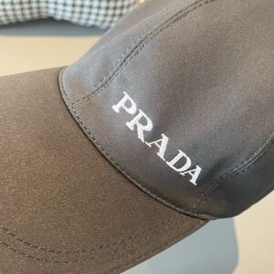 【AT2289】Prada（プラダ）の新作オリジナル野球帽、刺繍ロゴ、純粋な綿生地＋上質な牛革、軽量で通気性抜群！クオリティは最高で、基本的なヘッドサイズは56、パッチ調整可能です。