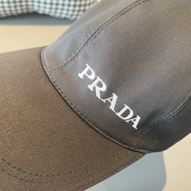 【AT2289】Prada（プラダ）の新作オリジナル野球帽、刺繍ロゴ、純粋な綿生地＋上質な牛革、軽量で通気性抜群！クオリティは最高で、基本的なヘッドサイズは56、パッチ調整可能です。