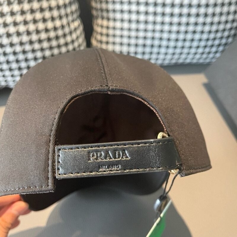 【AT2289】Prada（プラダ）の新作オリジナル野球帽、刺繍ロゴ、純粋な綿生地＋上質な牛革、軽量で通気性抜群！クオリティは最高で、基本的なヘッドサイズは56、パッチ調整可能です。