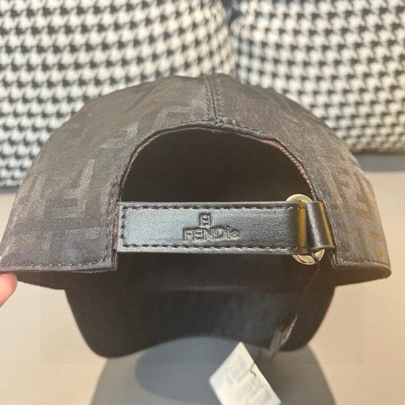 【AT2293】ボックスと布袋に同梱されたFendi（フェンディ）のクラシックなオリジナルベースボールキャップ、ダブルF、専門店の常時ベストセラー商品、口コミが非常に高評価です、ジャガードサテン生地+最上級牛革、軽量で通気性があります！品質は最高で、基本的なヘッドサイズは56、パッチは調整可能です。写真のアイテムは必ず人気商品となります！