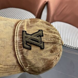 【AT2302】LV (Louis Vuitton) LV（ルイ・ヴィトン）の新しいデニムベースボールキャップは、品質が非常に素晴らしく、基本的なヘッドサイズは56で、ベルクロで調整が可能です。