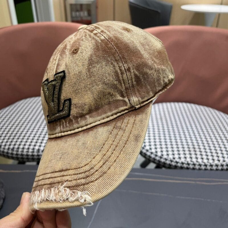 【AT2302】LV (Louis Vuitton) LV（ルイ・ヴィトン）の新しいデニムベースボールキャップは、品質が非常に素晴らしく、基本的なヘッドサイズは56で、ベルクロで調整が可能です。