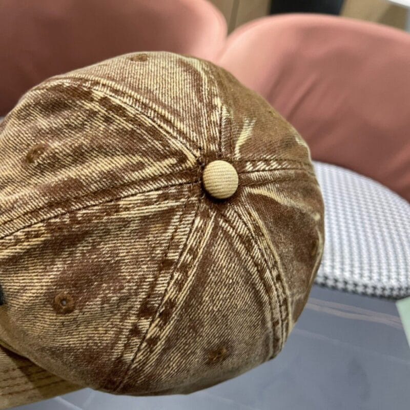 【AT2302】LV (Louis Vuitton) LV（ルイ・ヴィトン）の新しいデニムベースボールキャップは、品質が非常に素晴らしく、基本的なヘッドサイズは56で、ベルクロで調整が可能です。
