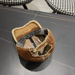 【AT2302】LV (Louis Vuitton) LV（ルイ・ヴィトン）の新しいデニムベースボールキャップは、品質が非常に素晴らしく、基本的なヘッドサイズは56で、ベルクロで調整が可能です。