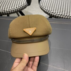 【AT2310】Prada プラダ2024年の早秋、ベレーハットの新作が入荷しました。ブランドアイテムでとても合わせやすく、旅行や街歩きに必須アイテムです。