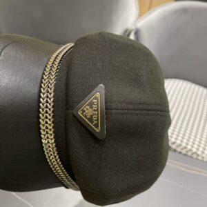 【AT2311】Prada プラダの2024年早秋のベレーハット新作が入荷されました。高級ブランドのアイテムで、どんなコーディネートにもぴったりです。旅行や街歩きには必須アイテムです。
