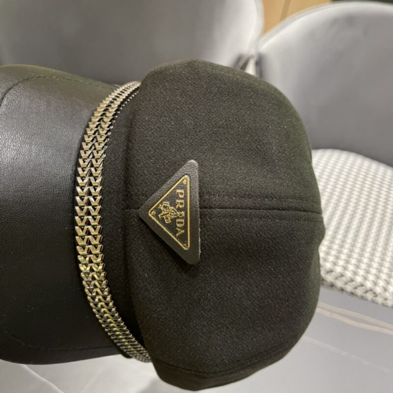 【AT2311】Prada プラダの2024年早秋のベレーハット新作が入荷されました。高級ブランドのアイテムで、どんなコーディネートにもぴったりです。旅行や街歩きには必須アイテムです。